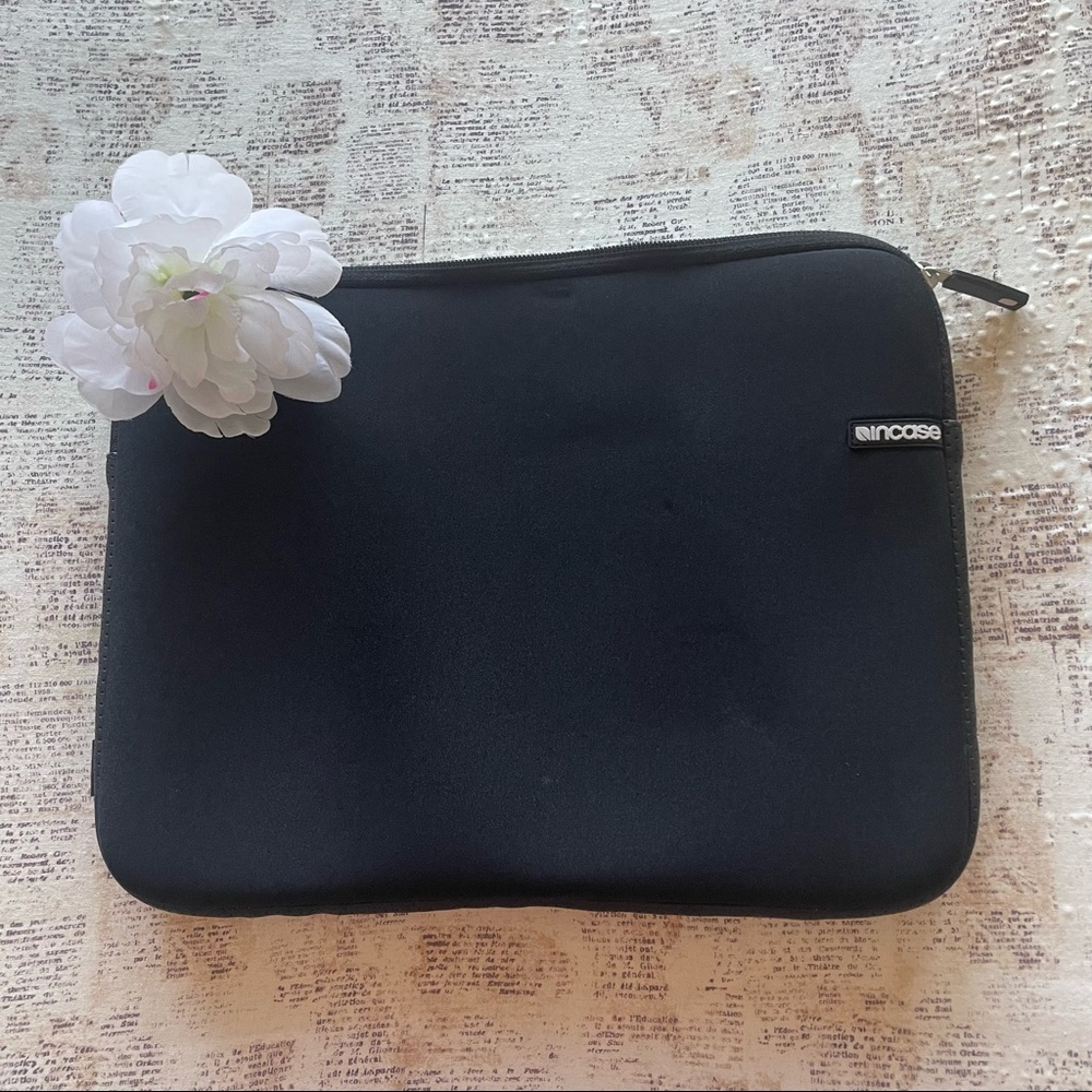 Incase black padded lap top cover great condition 13” long 10” wide
